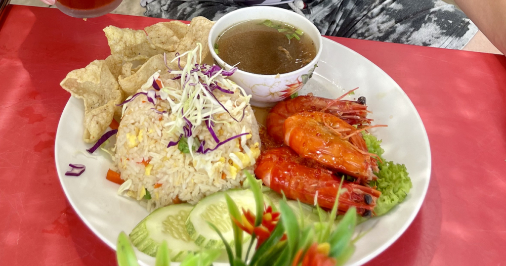 Nasi goreng udang(ナシ･ゴレン･ウダン)：辛さの抑えたチャーハン+車エビ。クロポという煎餅を割ってご飯にふりかけるも良し、そのまま食べても良し。