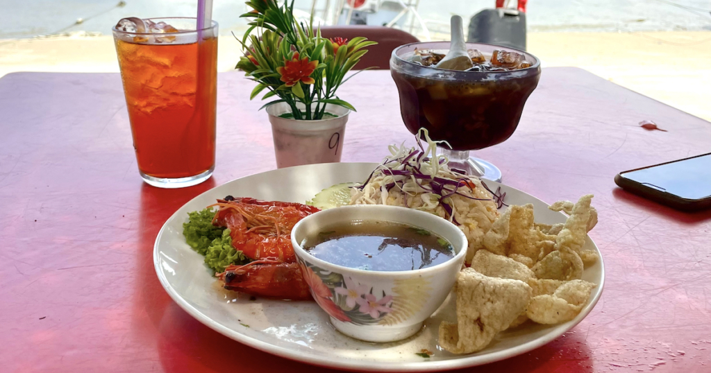 Nasi goreng udang(ナシ･ゴレン･ウダン)：辛さの抑えたチャーハン+車エビ。クロポという煎餅を割ってご飯にふりかける