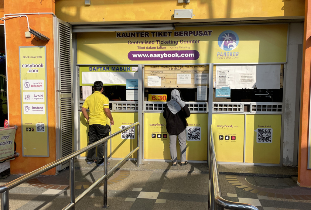 観光客は往復チケット(Rm20)を買わされます