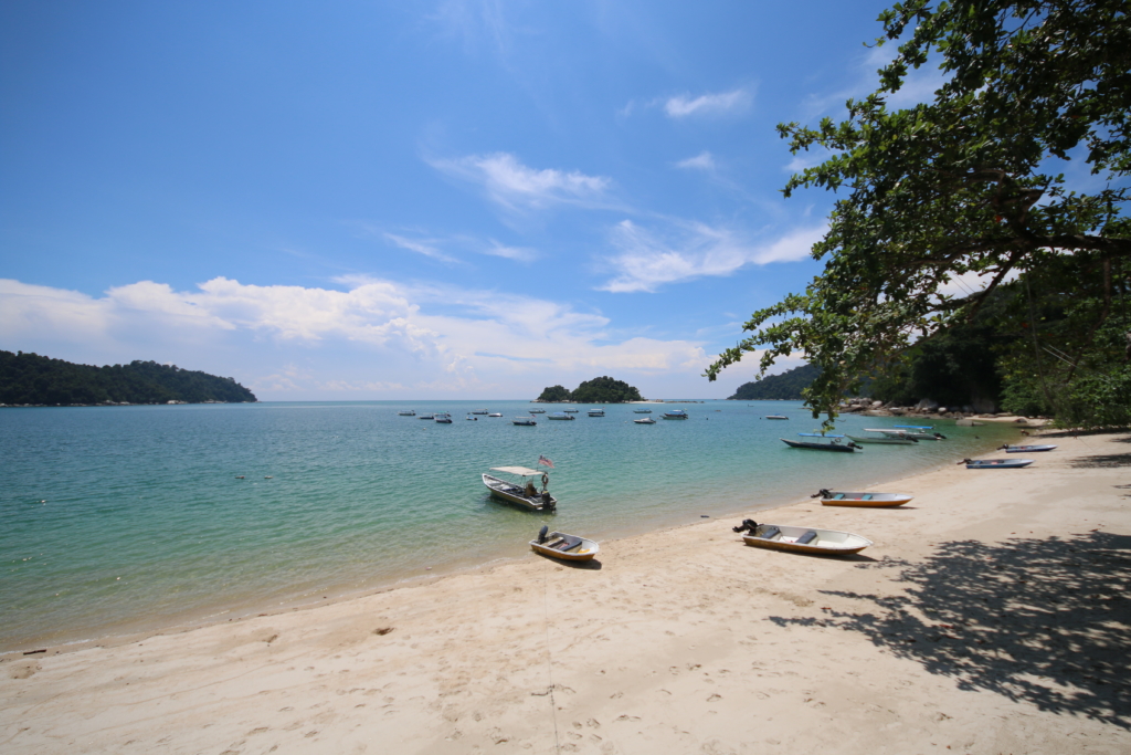 シュノーケルポイントのギアム島やマンタンゴ島が見えるTelukNipahのビーチ