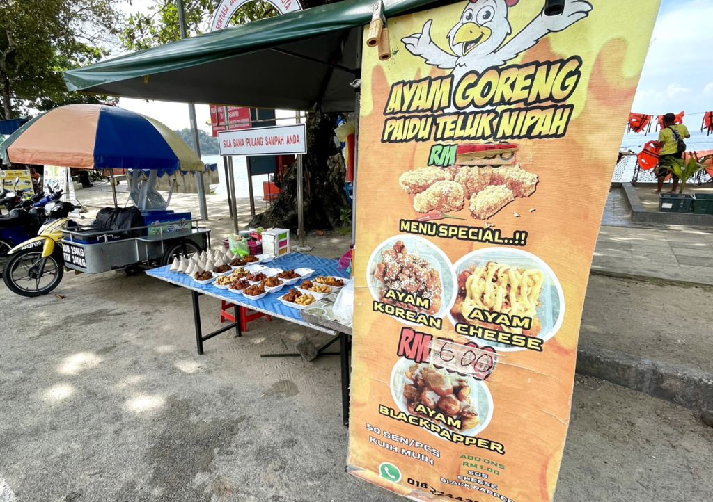 Ayam goreng(鶏の唐揚げ)：日中は鶏唐揚げの屋台が出ます