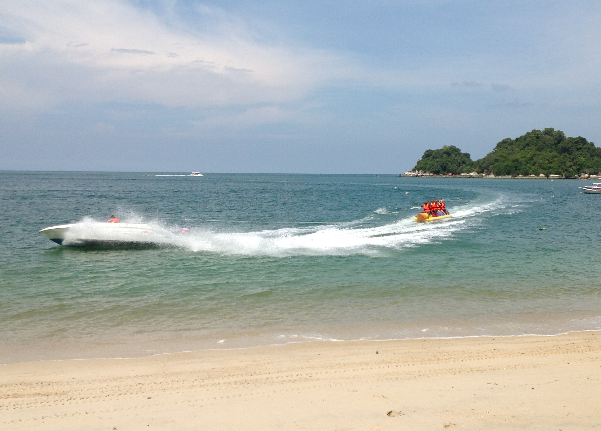 バナナボート 落ちる時に前の人の頭を蹴らないように注意しましょう