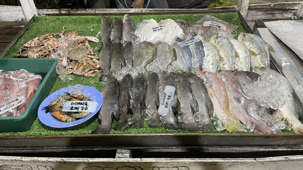 良心的な店でも店頭の魚貝類BBQは高いです