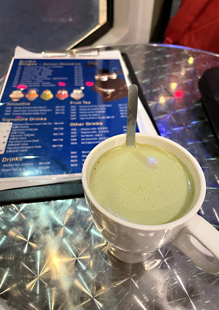 Bingsu By L Afters店内　冷房が寒くてつい頼んだ抹茶ラテ