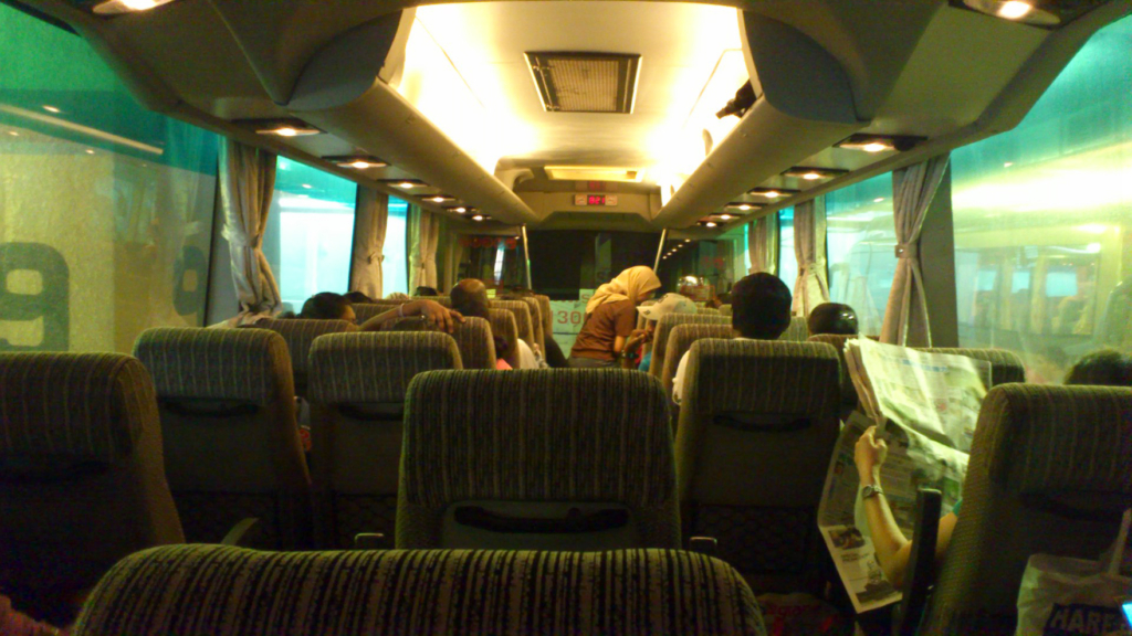 冷房が効き過ぎている場合が多いので、前開きのパーカーなどがあると便利です。