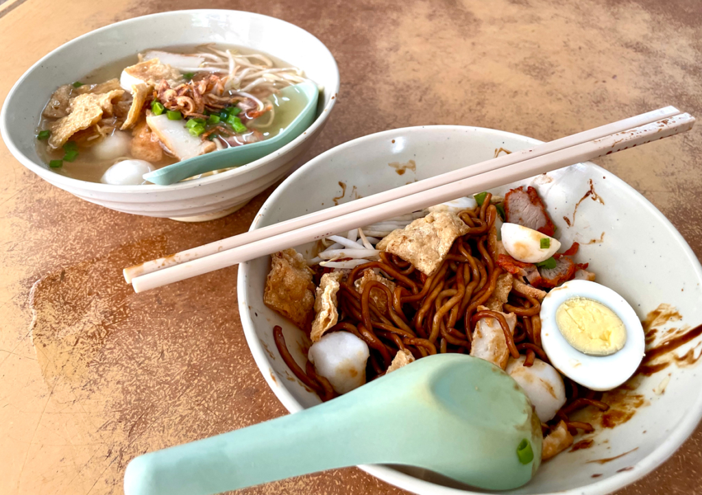 干搒面(右)：干からびた厚揚げみたいなのが入っていました。 清汤面(左上)：日本人の友人曰く「普通」