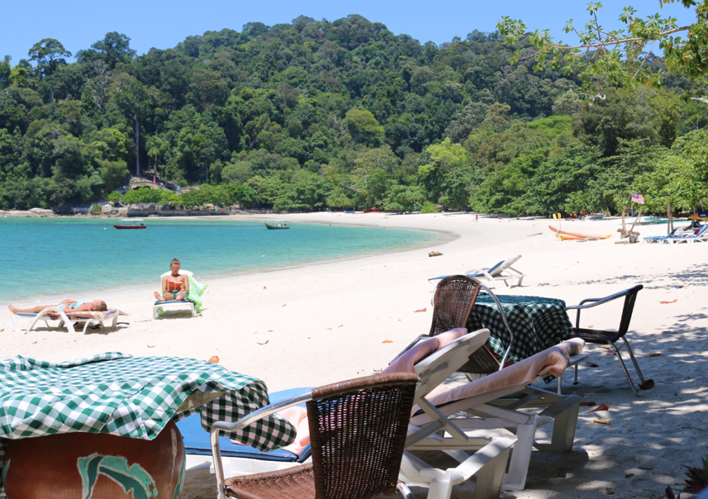 多くの外国人観光客が憩うコーラルビーチ