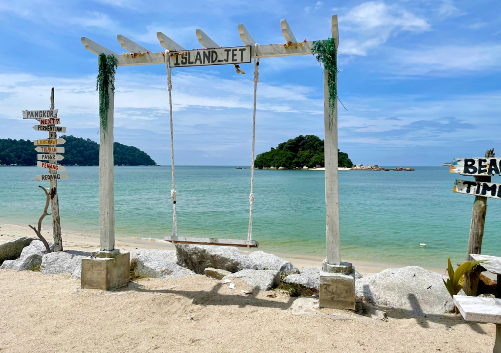 Coral Beach：沖合左がマンタンゴ島/右がギアム島