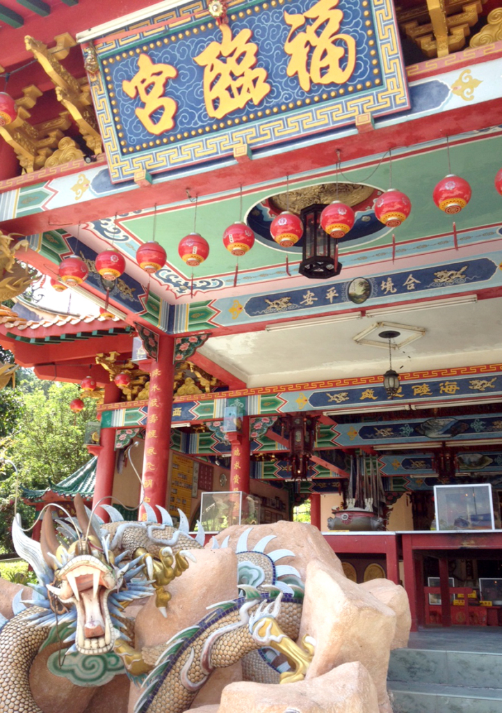 寺院内には様々なオブジェがあります