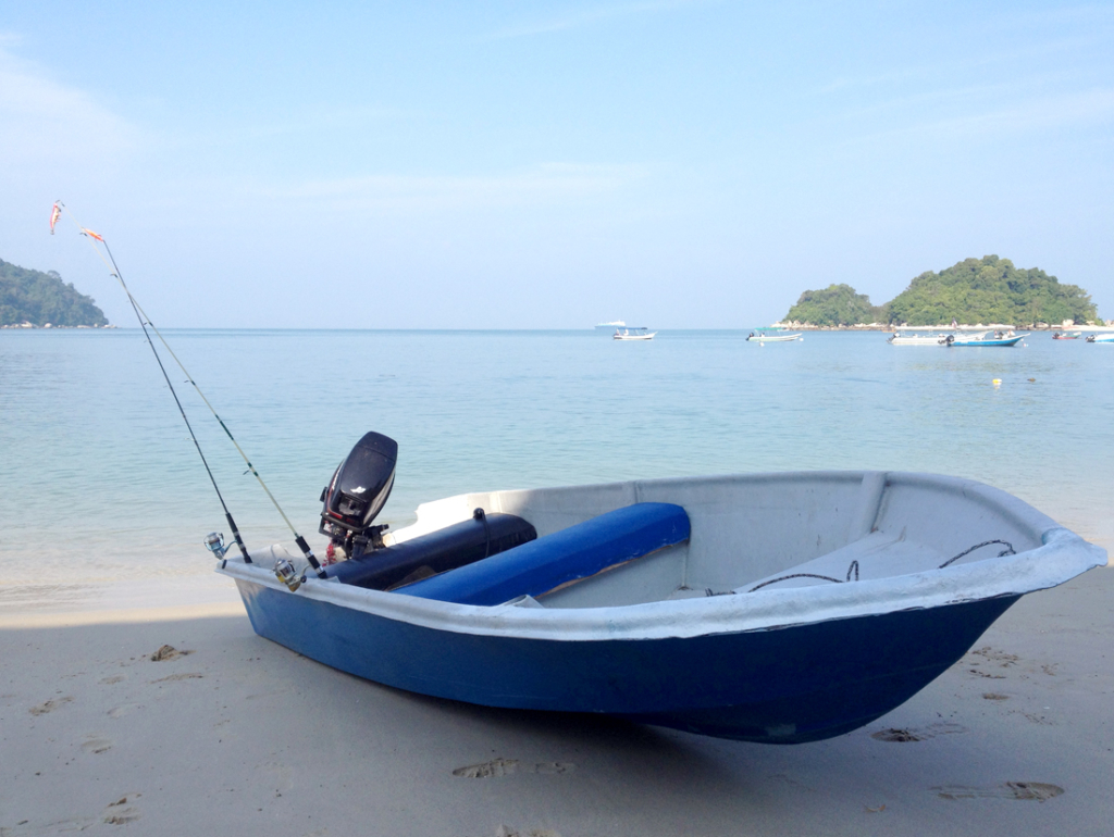 小ボート(4人まで乗船可) : 写真右上に見えるのがギアム島です