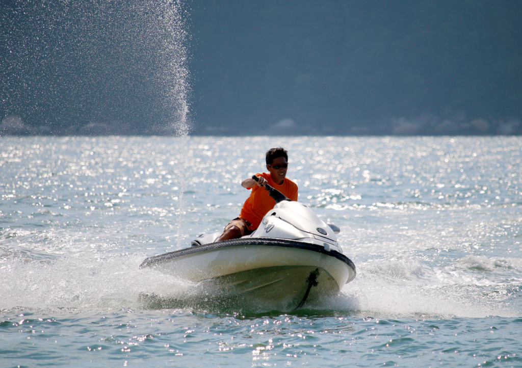 ジェットスキー(4ストローク) ライフジャケットは必須です