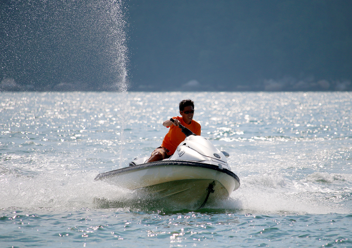ジェットスキー(4ストローク) ライフジャケットは必須です