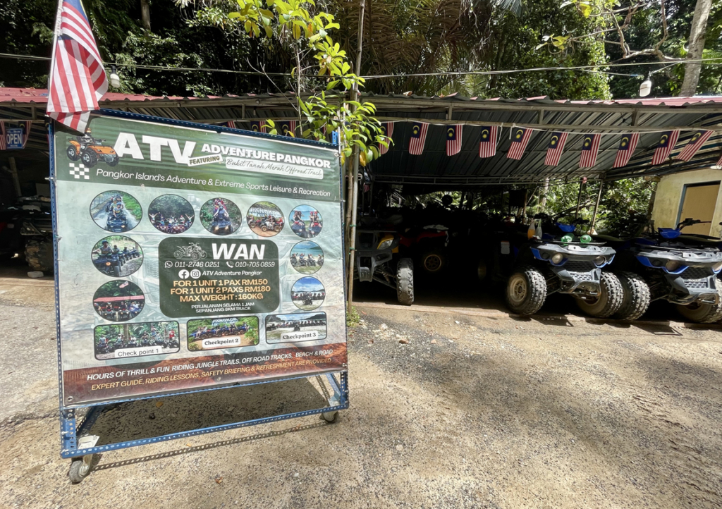 店はTeluk NipahとCoral Beachの間にあります