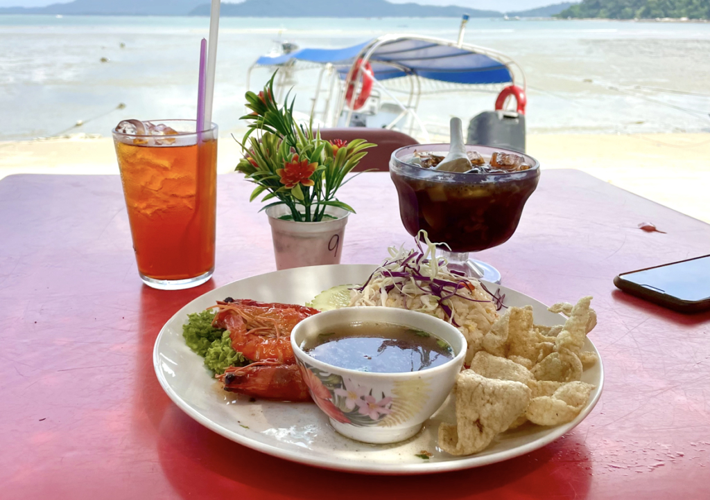 Nasi goreng udang(ナシ･ゴレン･ウダン)：辛さの抑えたチャーハン+車エビ。クロポという煎餅を割ってご飯にふりかける