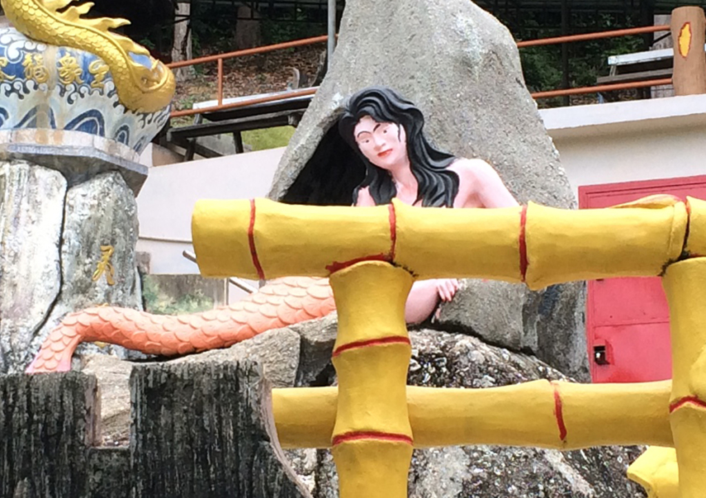 やけに凜々しい人魚のオブジェ