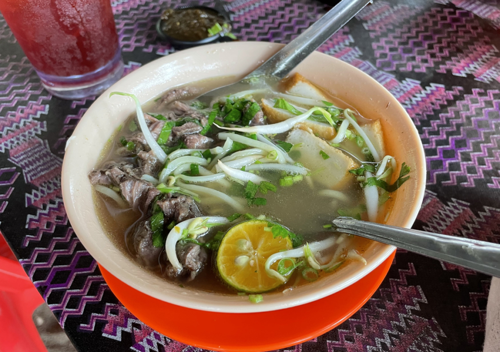 mee sup daging(牛肉入りスープ麺)：自分は酸っぱいのが苦手なのでシークヮーサーみたいなの絞りませんでした