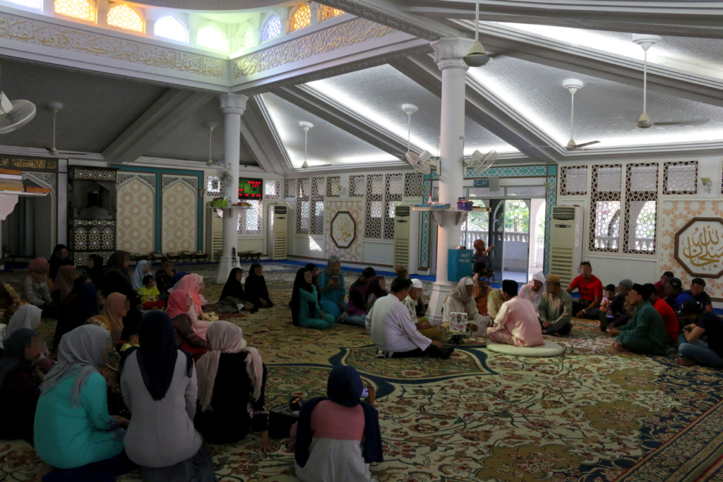 モスク内ではお祈りだけでなく、モスリムの結婚式なども行われます