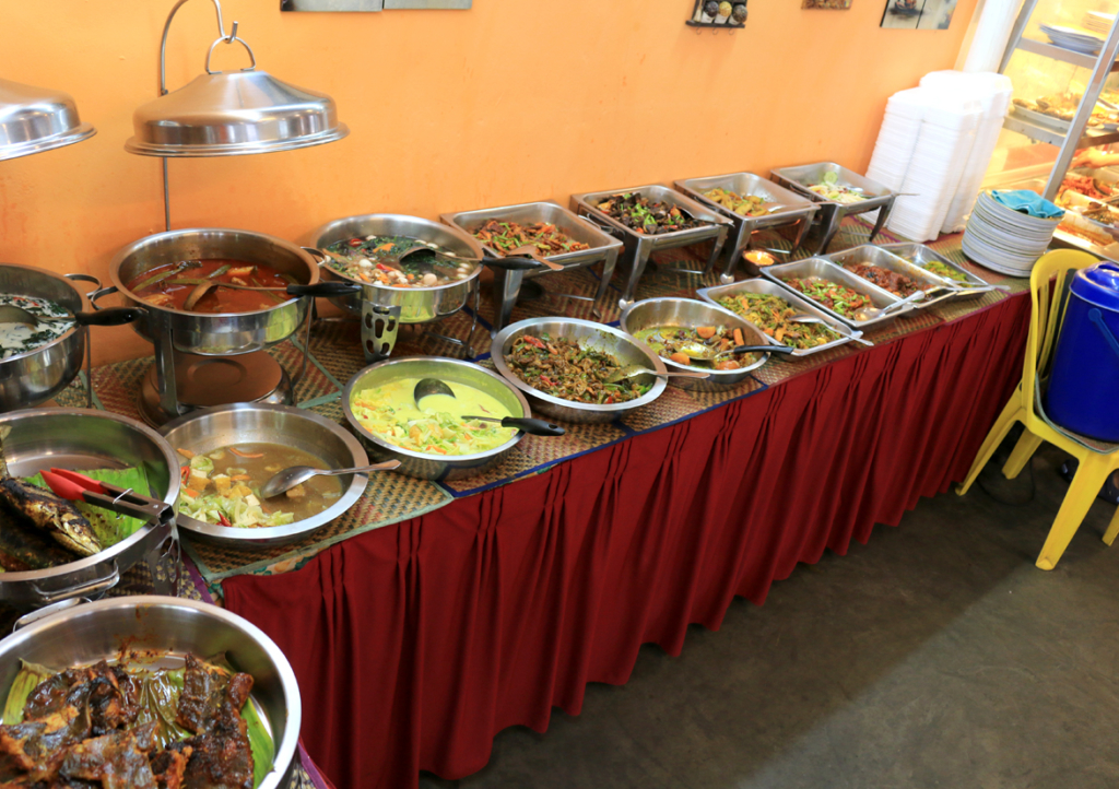 Nasi campur : 自分の好みの物だけ選べるビュッフェ形式。「昼食」ページを参照して下さい。