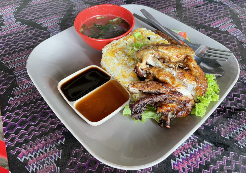 ナシ ゴレン アヤム：照り焼き風の鶏肉+スープが付いてきます