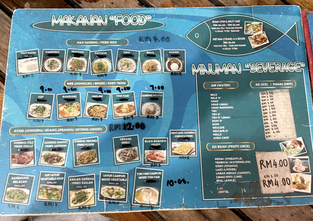 ナシゴレン各種:約Rm9 / 麺類各種:約Rm9 / 鶏肉･海老･イカ料理:Rm6~12 / 各種飲み物:約Rm2~4 (2024年参考)