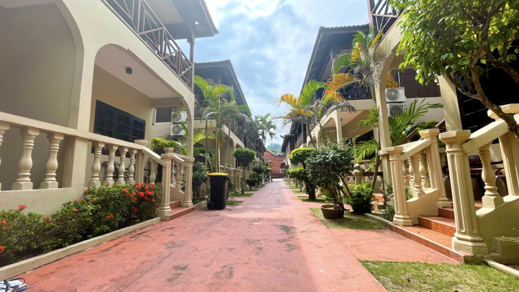 4room/一棟2階建て:4部屋ごとの2階建て一棟タイプが並んでいます