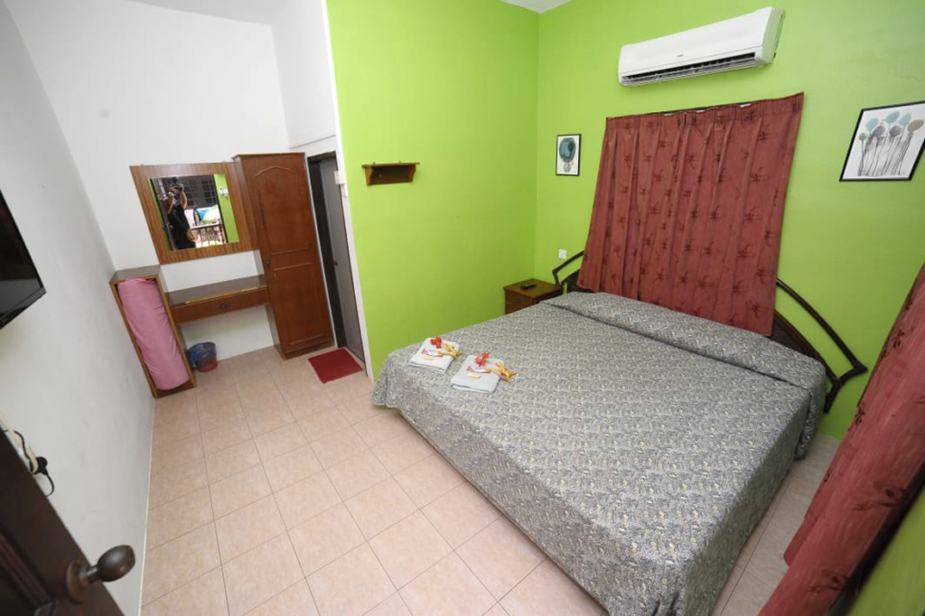 Standard room: 二人なら充分な広さ。 冷蔵庫が部屋に無いのが困りものです。