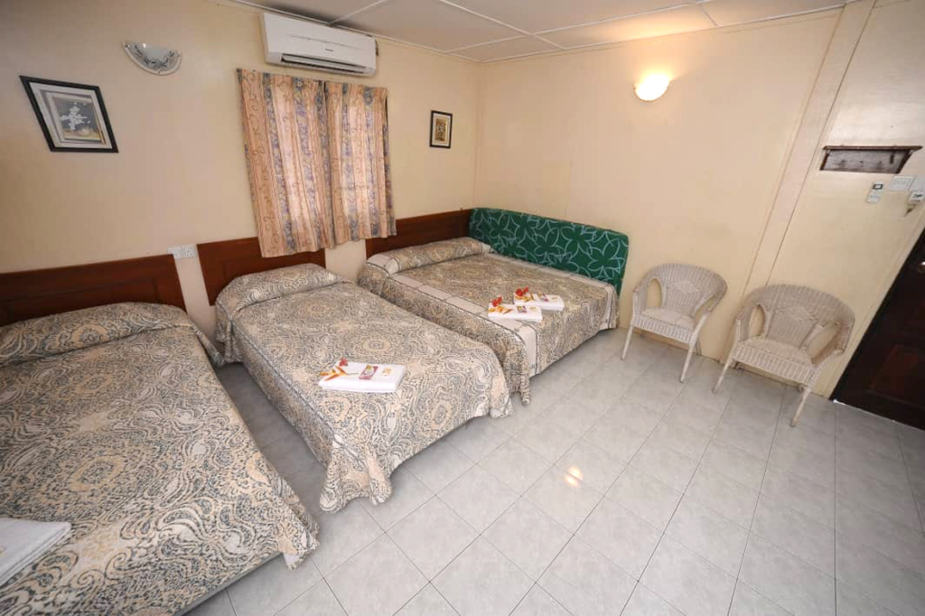 Deluxe Room: 4人部屋。実際は写真に写りきらないほど広く、これなら冷蔵庫置けばいいのにと思います。