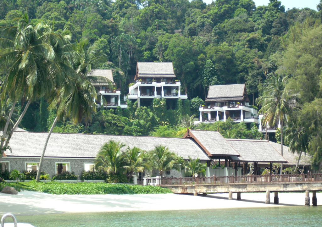 パンコールラウリゾート：スパやプール･レストラン･売店すべて完備。山の斜面にもHillと呼ばれる客室があります。