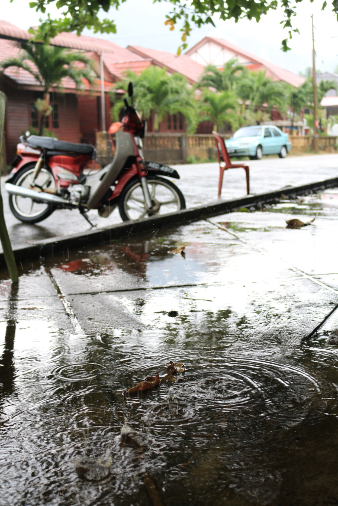 マレー語で傘は「パヨン」です。ホテルで借りられます。