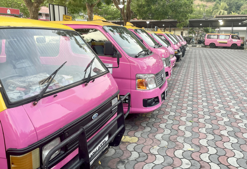 パンコール島のTaxiはピンク色です