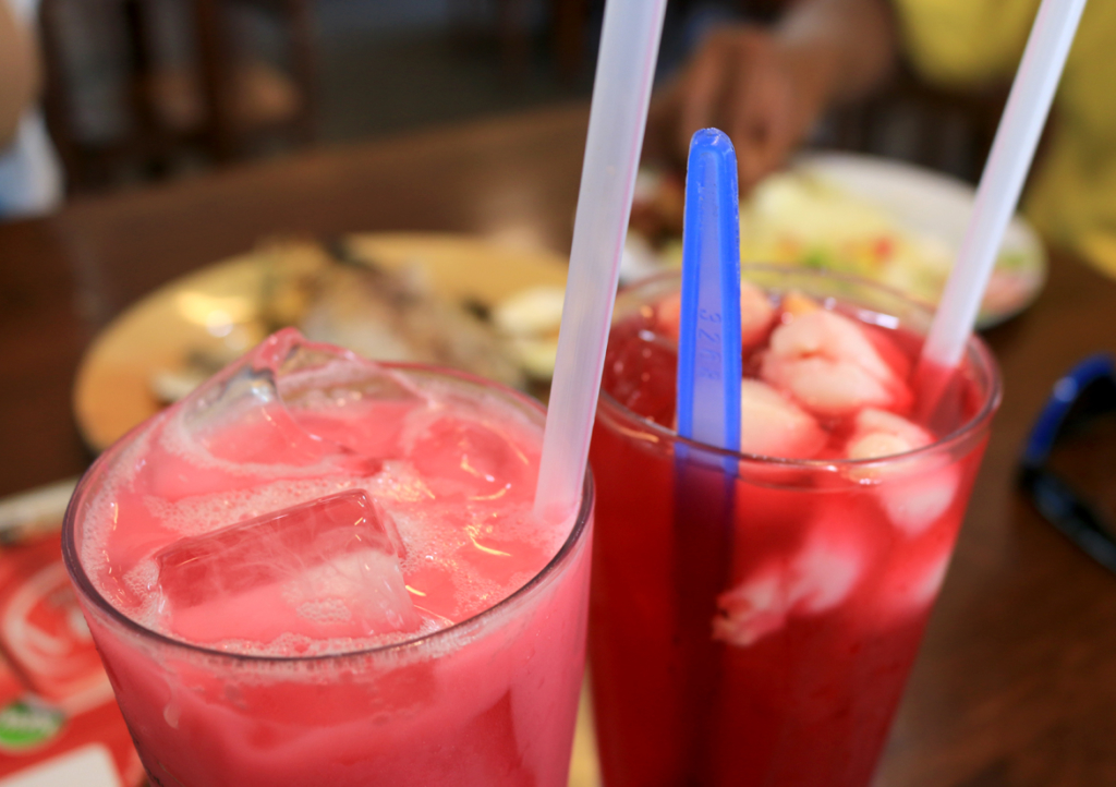 Sirap BandungとSirap laici：左がシラッp･バンドゥン(イチゴミルクみたいなジュース)、 右がシラッp･ライチ(ライチ入りのシラッp)。どちらも甘々です。