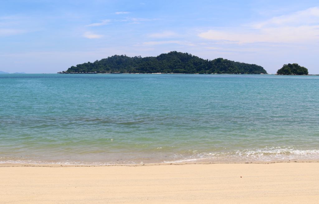 パシボガッのビーチからパンコール･ラウ島が割と近くに見えます