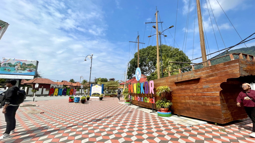 Pasir Bogakのメインストリート：木造船を模した巨大なオブジェクトなどがあります