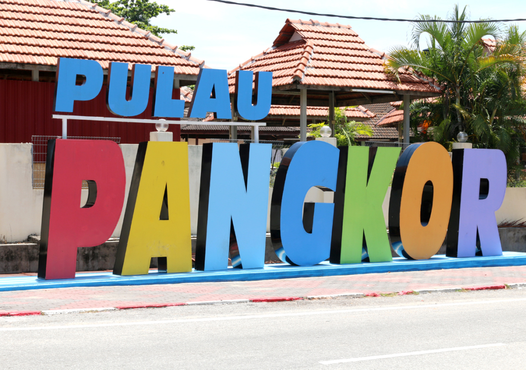 通り沿いのオブジェで記念撮影する観光客の姿も