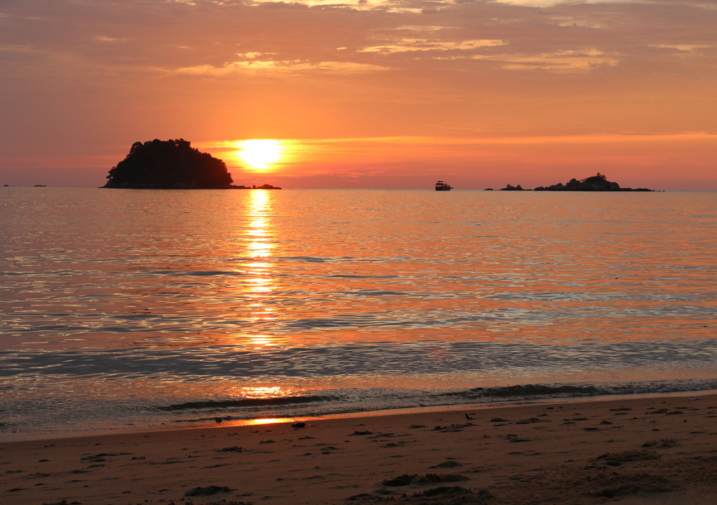 晴れていれば水平線に沈んでゆく綺麗な夕陽も見られます