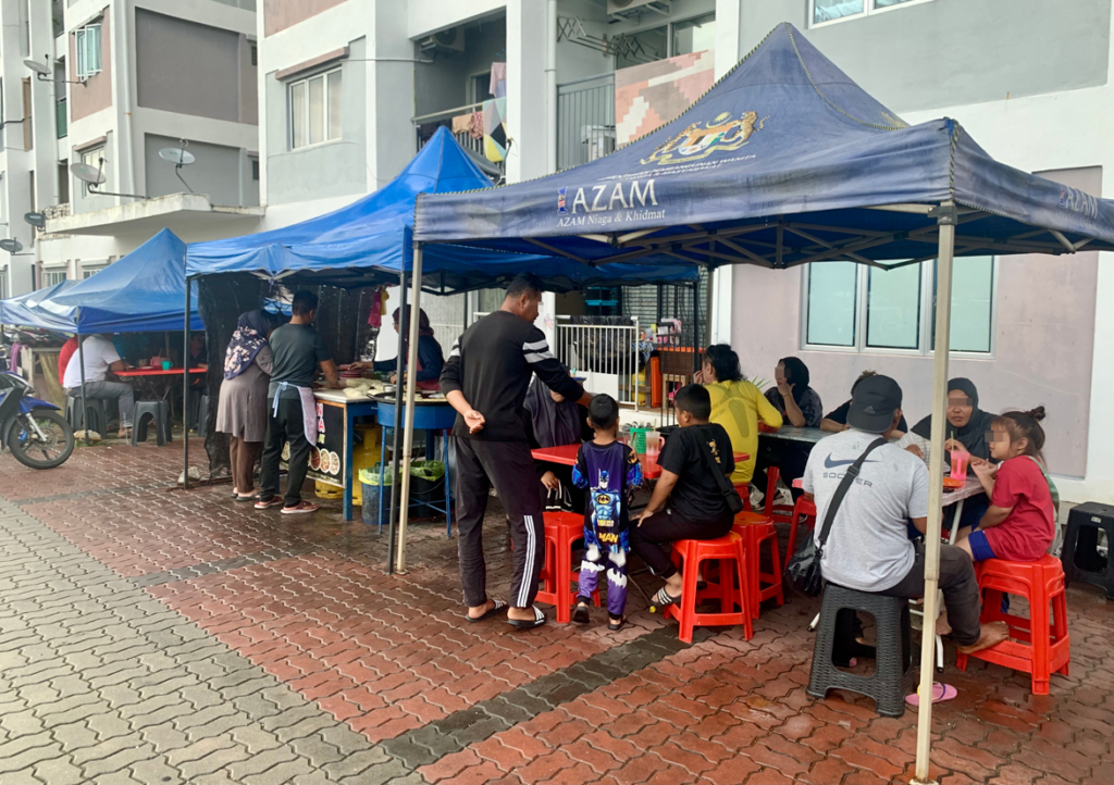 客席は同敷地内の屋根付き駐輪場にもあります