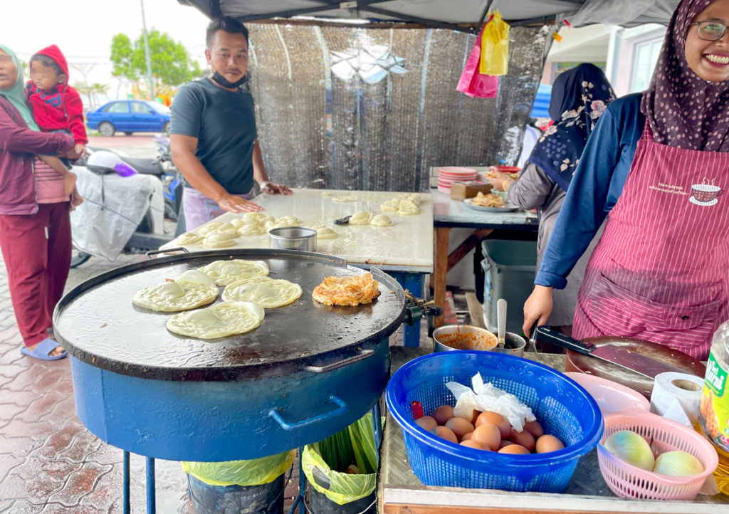テイクアウトの客も後を絶ちません