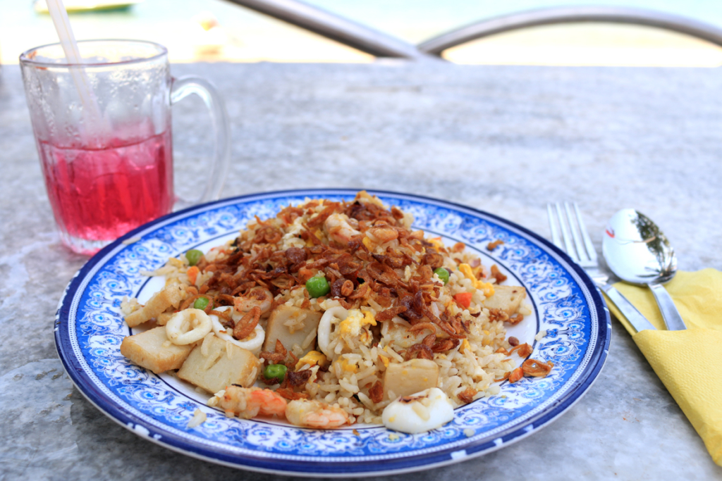 ナシゴレン･シーフード at Sea View Hotelのレストラン