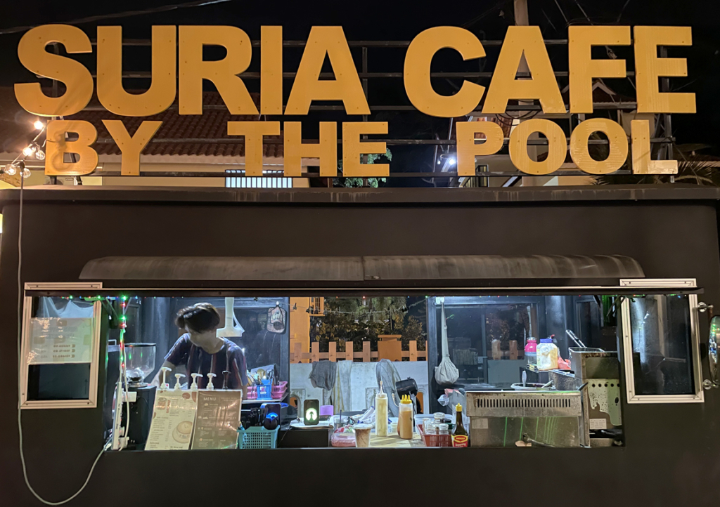 飲み物の他にハンバーガーなどの軽食もあるようです