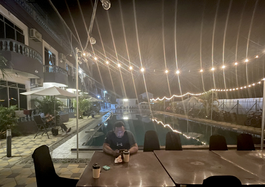 静かな夜のプールサイドで