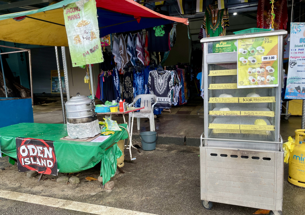 スイート･コーンと包子の店：奥が土産物の服屋です