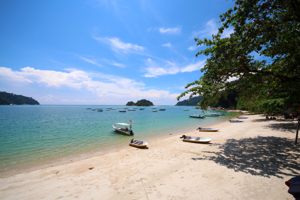 シュノーケルポイントのギアム島やマンタンゴ島が見えるTelukNipahのビーチ