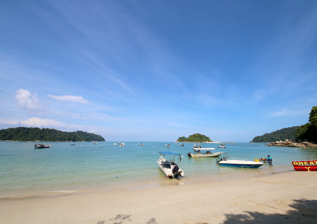 沖合･右がギアム島 左がマンタンゴ島です