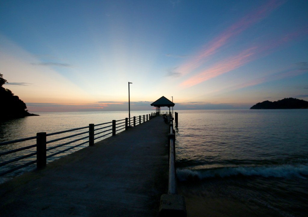 日の入り直後の景色：かつては桟橋の先で釣りが出来たり、夕陽の絶景スポットでした