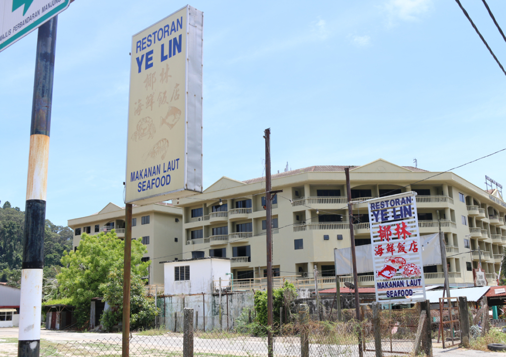 Jalan Pasirbogak通り沿いの看板が目印。ホテル コーラル ベイ リゾートのほぼ隣です。