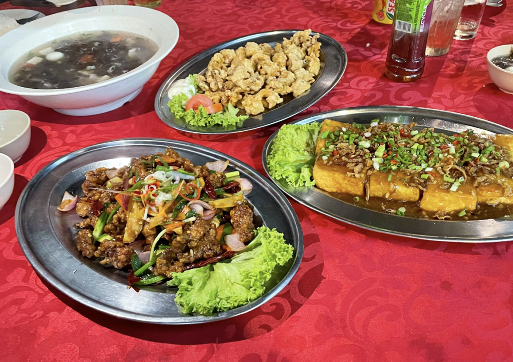 左下:シャコのフライ甘ソースがけ / 右：厚揚げ豆腐 / 上:イカフライと海藻スープ