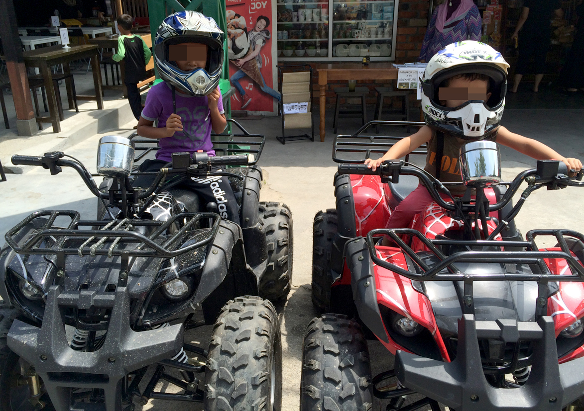 バギーでジャングルトレッキング