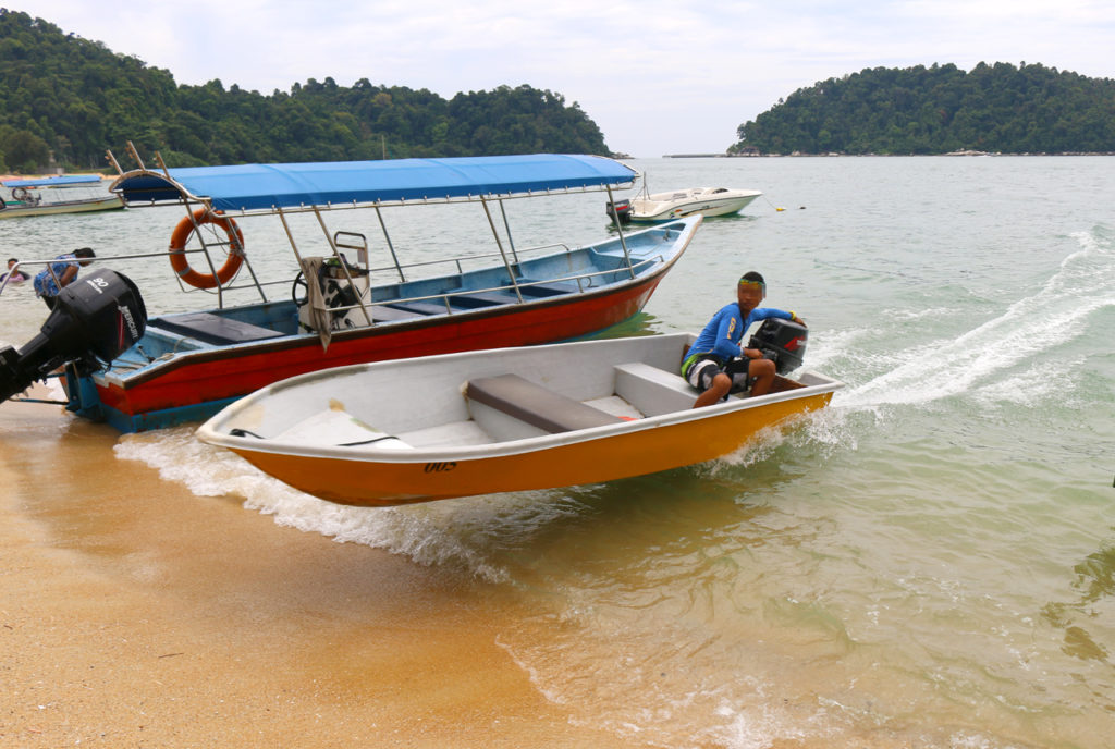 ボートやジェットスキーの行き交う付近での遊泳は危険です