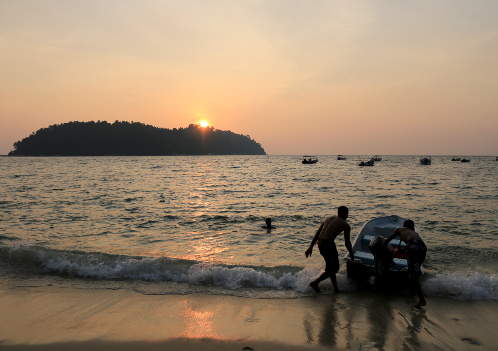 島の西側はどこも夕陽が綺麗です