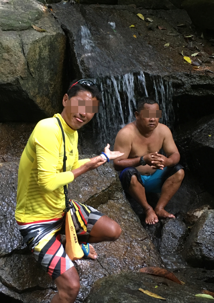 ジャングルからの冷たい水が汗を流してくれます